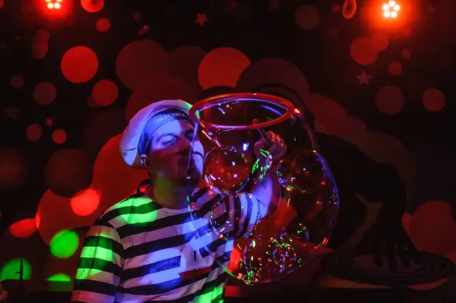 Mr. Bubble drží veľký bublinový kruh plný bublín na evente