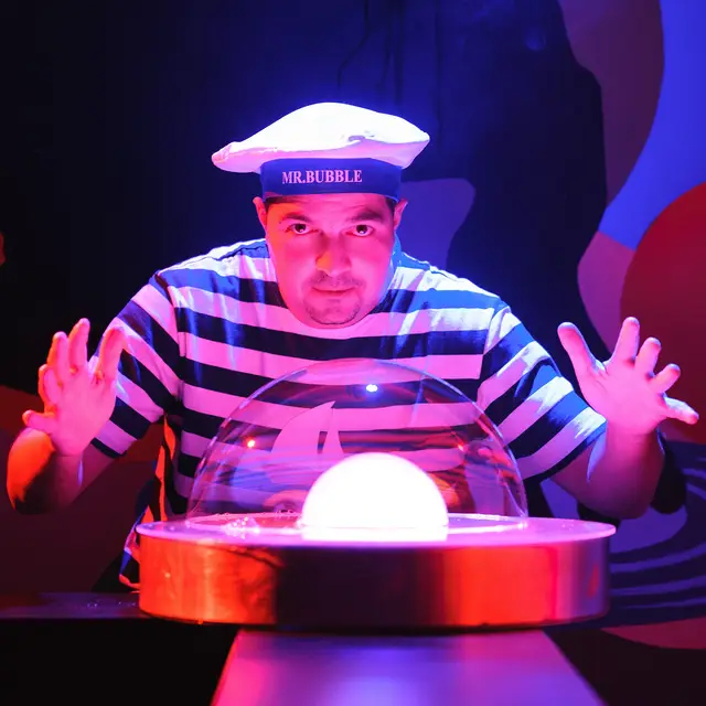 Mr. Bubble pri svietiacej bublinovej guli počas firemného eventu