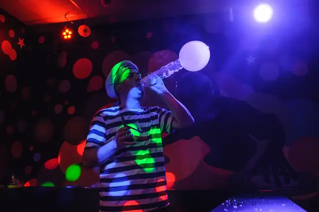 Žiariaca guľatá bublina počas UV show na evente