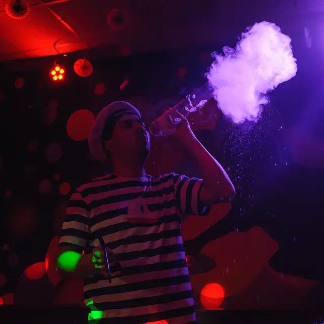 Bublinový dymový efekt počas firemného eventu