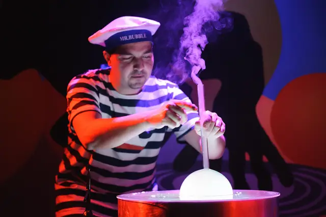 Mr. Bubble vytvára bublinový dymový efekt na pódiu