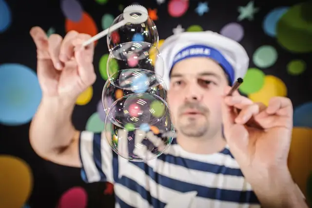 Mr. Bubble vytvára bublinovú vežu